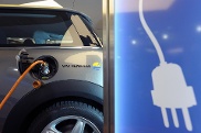 Die Regierung will Elektroautos fördern.