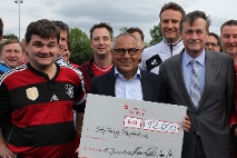 FC Bundestag-Kapitän Marcus Weinberg, Trainer Felix Magath, Direktor beim Deutschen Bundestag Horst Risse mit Scheck