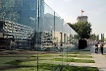 Die Installation "Grundgesetz 49" von Dani Karavan am Jakob-Kaiser-Haus des Deutschen Bundestages: Das am Spreeufer installierte Kunstwerk besteht aus 19 Glasscheiben mit dem Text der Grundrechte von 1949.
