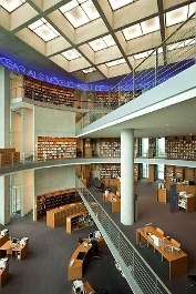 Foto: Blick in die Räumlichkeiten der Bibliothek