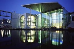 Die gewaltige Haupthalle führt auf die mehrgeschossige Bibliotheksrotunde zu.