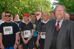 Bundestagsvizepräsident Wolfgang Thierse (SPD) gibt den Startschuss zum 11. Berliner Bundestagslauf