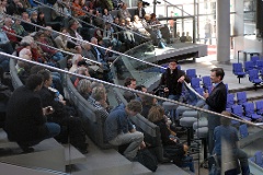 Besucher auf einer Tribüne im Plenarsaal