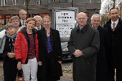 Lammert benennt den Eugen-Gerstenmaier-Platz in Lichterfelde, hier mit Familienmitglieder der Familie Gerstenmaier