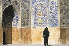 Frau in Tschador im Iran