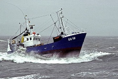 Trawler in stürmischer See