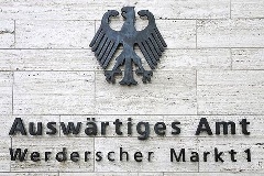 Bundesadler und Schriftzug am Neubau Auswaertiges Amt