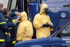 Vogelgrippeeinsatz; Helfer mit Gasmasken und Schutzanzügen