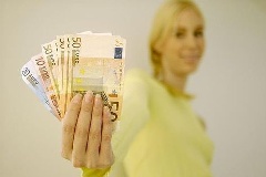 Frau mit Geld