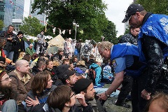 Communicatoren der Polizei suchen das Gespräch mit den Demonstranten des Occupy-Camps vor der Europäischen Zentralbank in Frankfurt.