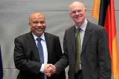 Bundestagspräsident Prof. Dr. Norbert Lammert, (re), CDU/CSU, empfängt den Präsidenten der (suspendierten) Volksversammlung der Arabischen Republik Ägypten, Dr. Mohamed Saad Al-Katatni, (li), zu einem Gespräch.