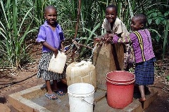 Kinder an Wasserhahn