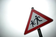 Schild warnt vor spielenden Kindern