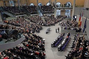 Die Abgeordneten beider Parlamente versammelten sich im Plenarsaal des Reichstagsgebäudes.