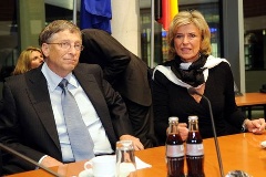 Bill Gates (links) mit Dagmar Wöhrl, Vorsitzende des Ausschusses für Entwicklungshilfe und wirtschaftliche Zusammenarbeit.