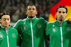 Mesut Oezil (v.l.), Jerome Boateng und Sam Khedira vor einem Testspiel der Nationalmannschaft im Februar 2012.