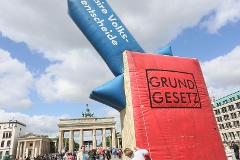 Der Bundestag debattiert über die Volksinitiative, das Volksbegehren und den Volksentscheid.