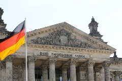 Vor dem Reichstagsgebäude weht die Deutschlandfahne