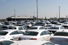 VW-Exportfahrzeuge warten auf ihre Verschiffung im Hafen von Bremerhaven.