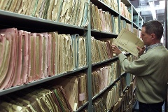 Eine Expertenkommission soll über die Zukunft des Bundesbeauftragten für die Stasiunterlagen beraten.