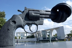 Aufnahme der Kunstinstallation Non Violence vor dem Kanzleramt. 