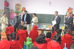 Abgeordnete Dirk Wiese, Stefan Rebmann, Frank Steffel, Ralph Brinkhaus in der Carmel-Convent-Schule in Neu-Delhi