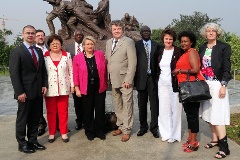 Die Bundestagsdelegation mit Gastgebern von dem Parlament in Kigali (Ruanda); Dritte von links Anita Schäfer