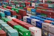 Gestapelte Container im Hafen