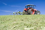 Ein Traktor beim Heuwenden