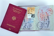 Abbildung eines deutschen Reisepasses mit Visastempeln 