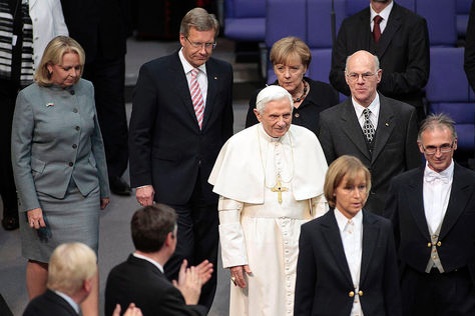 Papst betritt Plenum