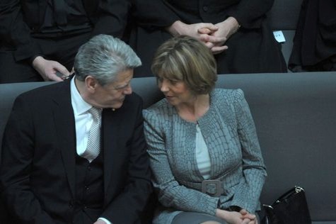 Joachim Gauck und seine Lebensgefährtin Daniela Schadt verfolgten die Wahl auf der Besuchertribüne
