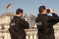 Foto: Polizisten auf dem Dach eines der Gebäude des Deutschen Bundestages
