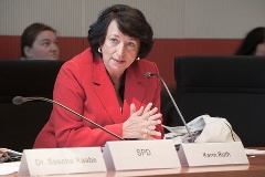 Karin Roth ist Mitglied im Ausschuss für wirtschaftliche Zusammenarbeit und Entwicklung.