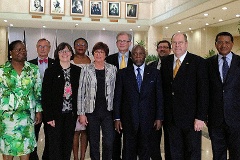 Gruppenbild mit Parlamentspräsident Guy Nzouba-Ndama (vorne in der Mitte); rechts daneben Delegationsleiter Hartwig Fischer, links daneben die Abgeordneten Martin Neumann (hinten), Ute Kumpf und Bettina Herlitzius (vorne).