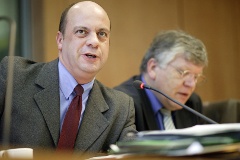 Michael Hartmann spricht während einer Ausschusssitzung.