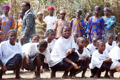 Kinder in Sierra Leone führen ein Theaterstück gegen die Beschneidung weiblicher Genitalien auf.
