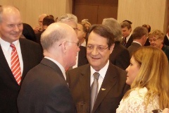 Bundestagspräsident Norbert Lammert mit dem Präsidenten der Republik Zypern, Nicos Anastasiades, und der deutschen Botschafterin in Zypern, Gabriela Guellil.