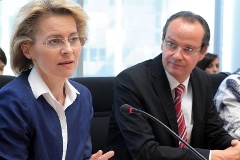 Bundesministerin von der Leyen mit dem Vorsitzenden des EU-Ausschusses, Gunther Krichbaum.