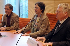 Brigitte Zypries (Mitte), Roland Lottha, und Hubertus Buchstein bei der Podiumsdiskussion zu Parlamentsfragen.