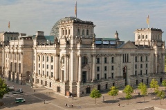Reichstagsgebäude vom Spreeufer aus.