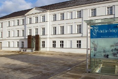 In der Kulturarbeit wird das Pommersche Landesmuseum durch das Vertriebenengesetz gefördert.