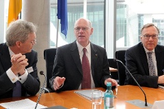 Bundestagspräsident Norbert Lammert (Mitte) eröffnet eine Juristen-Kommission.