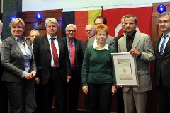 Der Vorsitzende des NSU-Untersuchungsausschusses Sebastian Edathy (zweiter von rechts) erhält stellvertretend für das Gremium den Genc-Preis.