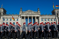 Bundeswehrsoldaten marschieren zum Gelöbnis am 20. Juli 2013 vor dem Reichstag in Berlin.