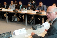 Bundestagspräsident Norbert Lammert stellt sich den Fragen von IPS-Stipendiaten.