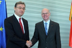 Bundestagspräsident Norbert Lammert (links) empfängt Moldawiens Parlamentspräsident Igor Corman.