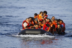 Flüchtlinge auf einem überfüllten Schlauchboot im Mittelmeer