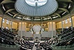 Blick in den Plenarsaal des Deutschen Bundestages im Reichstagsgebäude während der Regierungserklärung von Bundeskanzlerin Angela Merkel am 30. November 2005, Foto: Achim Melde