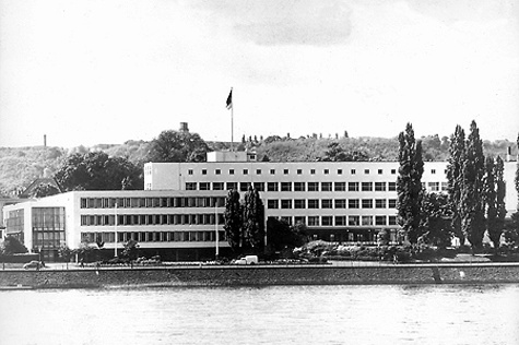 Blick über den Rhein auf das Bundeshaus in Bonn, in dem am 7. September 1949 der Bundestag zu seiner konstituierenden Sitzung zusammentrat und der Deutsche Bundesrat zum ersten Mal tagte. (Undatierte Aufnahme)